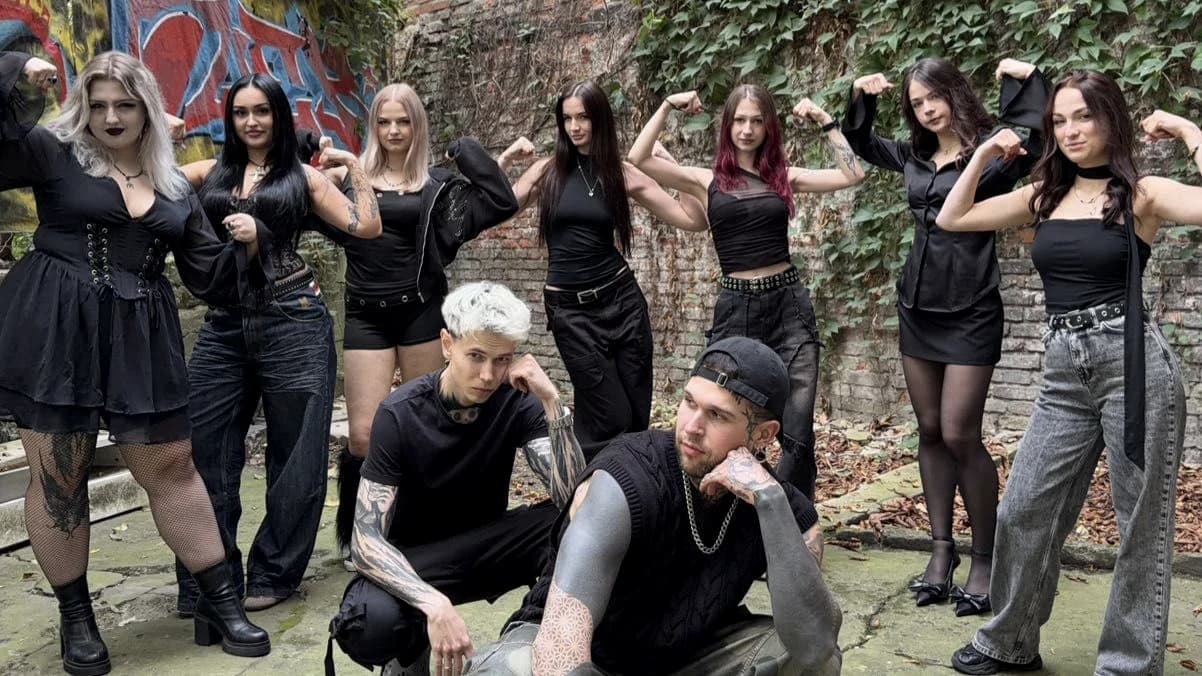 Ekipa DEEPCUT na podwórku z graffiti — barberzy, tatuatorki i stylistki paznokci